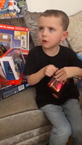 Мальчику родители подарили на Рождество айфон. Его реакция заслуживает Оскар